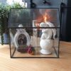 Bewaar herinneringen met de elegante glazen huis vitrine in zwart (25x15x25cm). Perfect voor het tentoonstellen van dierbare spulletjes van een overleden geliefde. Een stijlvol en emotioneel aandenken dat de herinneringen levend houdt.