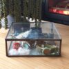 Bewaar dierbare herinneringen in de stijlvolle zwarte glazen vitrine René. Deze elegante vitrine biedt een prachtige manier om persoonlijke items van uw geliefde te etaleren en te beschermen. Met zijn strakke design en hoogwaardige afwerking, creëert het een eerbetoon dat elke ruimte siert. Een waardevolle toevoeging aan uw herinneringsplek.