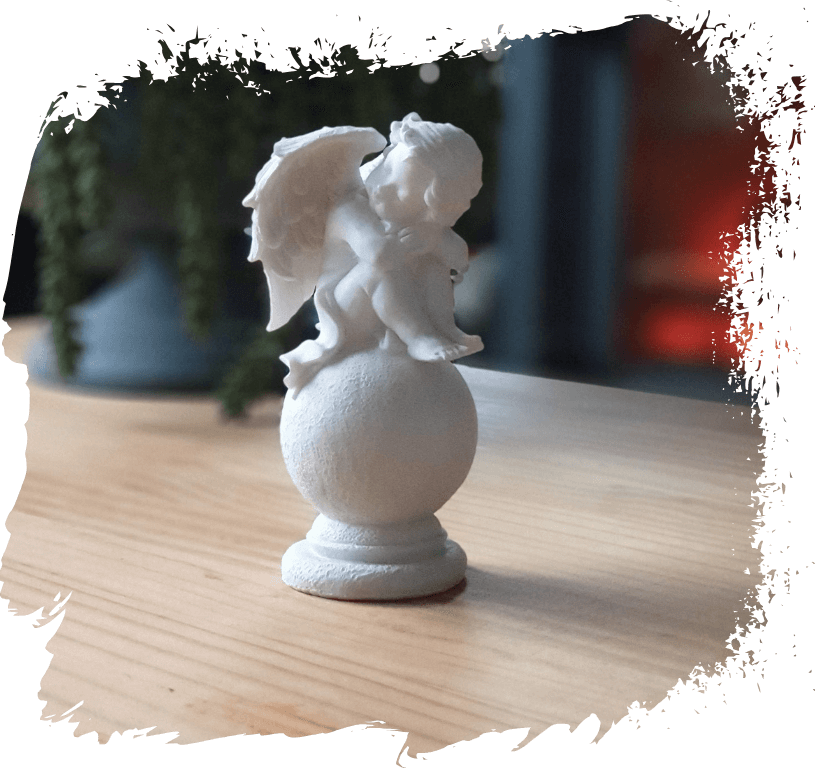 Engel op de maan beeld - rene geeft troost